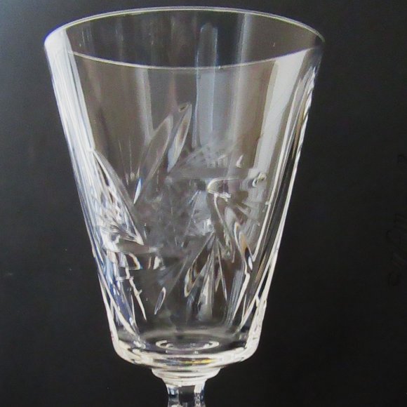 2 Pinwheel pattern Crystal Glasses - Picture 6 of 7